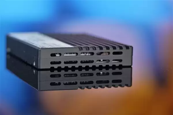 4K随机读写3300K IOPS、双重加密!长江存储PE511 12.8TB企业级SSD图赏_wishdown.com 4K随机读写3300K IOPS、双重加密!长江存储PE511 12.8TB企业级SSD图赏_wishdown.com