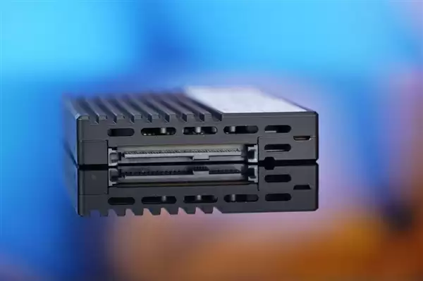 4K随机读写3300K IOPS、双重加密!长江存储PE511 12.8TB企业级SSD图赏_wishdown.com 4K随机读写3300K IOPS、双重加密!长江存储PE511 12.8TB企业级SSD图赏_wishdown.com