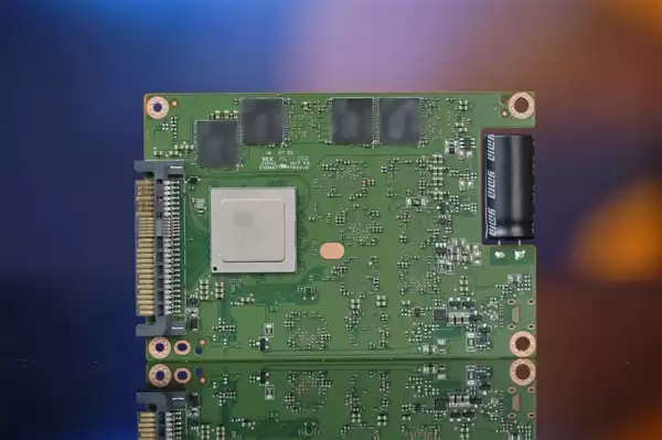 4K随机读写3300K IOPS、双重加密!长江存储PE511 12.8TB企业级SSD图赏_wishdown.com 4K随机读写3300K IOPS、双重加密!长江存储PE511 12.8TB企业级SSD图赏_wishdown.com