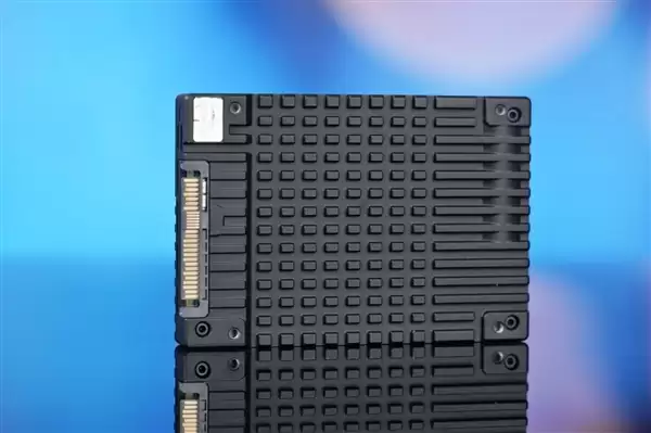 4K随机读写3300K IOPS、双重加密!长江存储PE511 12.8TB企业级SSD图赏_wishdown.com 4K随机读写3300K IOPS、双重加密!长江存储PE511 12.8TB企业级SSD图赏_wishdown.com
