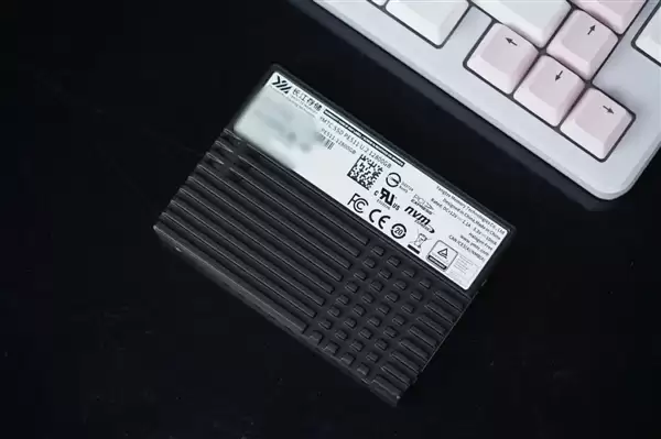 4K随机读写3300K IOPS、双重加密!长江存储PE511 12.8TB企业级SSD图赏_wishdown.com 4K随机读写3300K IOPS、双重加密!长江存储PE511 12.8TB企业级SSD图赏_wishdown.com