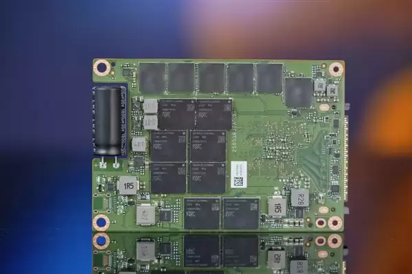4K随机读写3300K IOPS、双重加密!长江存储PE511 12.8TB企业级SSD图赏_wishdown.com 4K随机读写3300K IOPS、双重加密!长江存储PE511 12.8TB企业级SSD图赏_wishdown.com