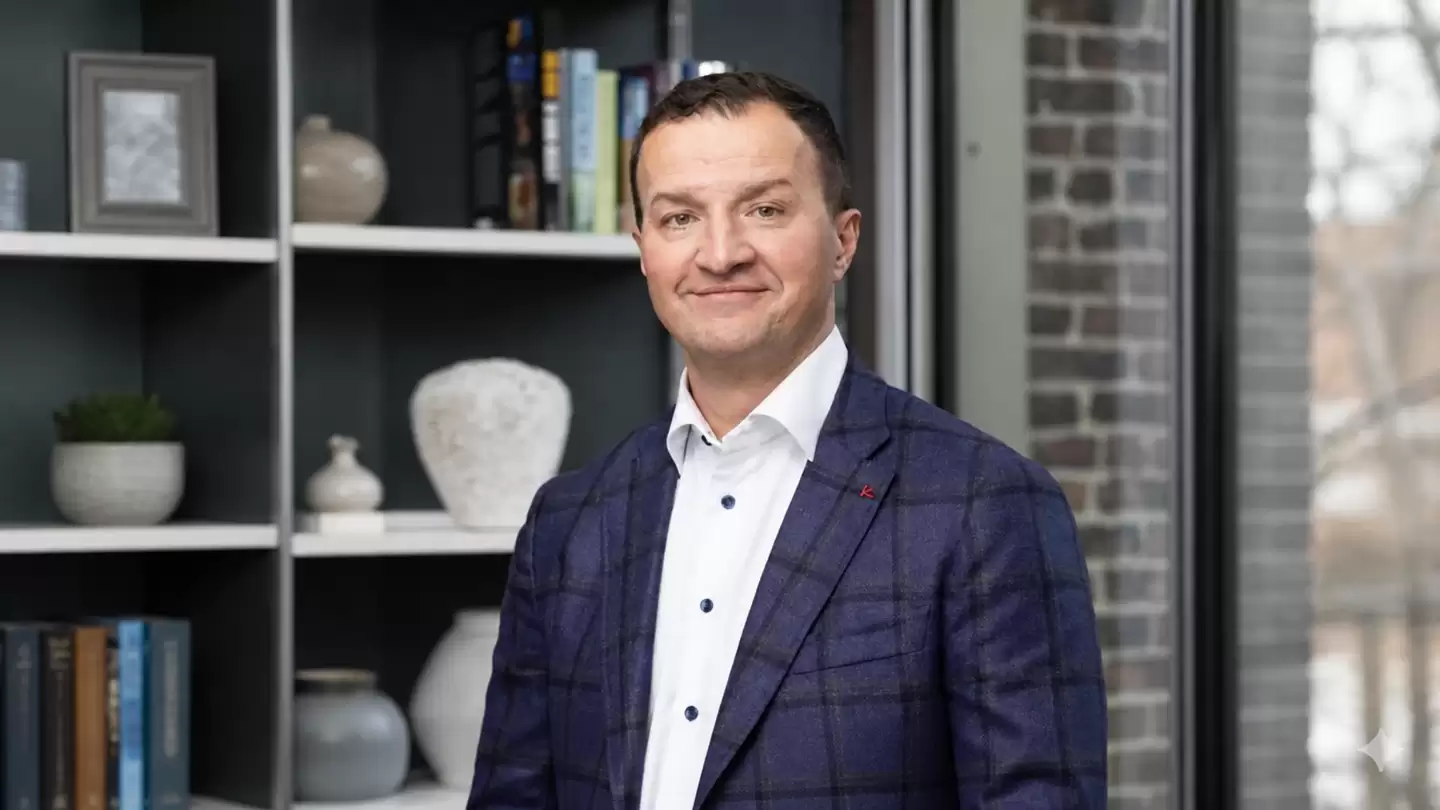 OpenAI首席营收官丹尼斯离职 本周第二位核心高管出走_wishdown.com ▲ 达利 · 拉伊奇