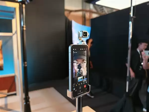 荣耀Robot Phone真机上手:钛合金灵巧云台打造口袋电影机_wishdown.com 荣耀Robot Phone真机上手:首创钛合金灵巧云台 口袋里的电影机