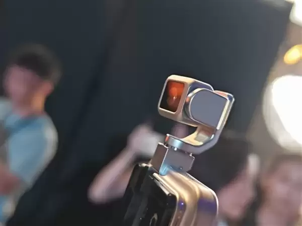 荣耀Robot Phone真机上手:钛合金灵巧云台打造口袋电影机_wishdown.com 荣耀Robot Phone真机上手:首创钛合金灵巧云台 口袋里的电影机