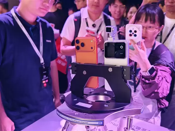 荣耀Robot Phone真机上手:钛合金灵巧云台打造口袋电影机_wishdown.com 荣耀Robot Phone真机上手:首创钛合金灵巧云台 口袋里的电影机