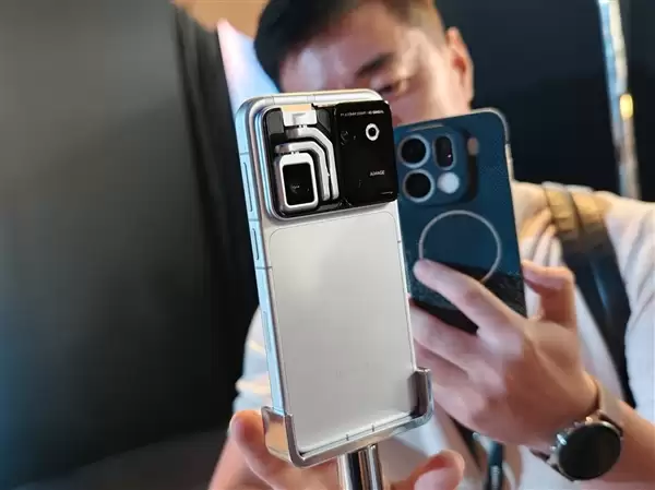 荣耀Robot Phone真机上手:钛合金灵巧云台打造口袋电影机_wishdown.com 荣耀Robot Phone真机上手:首创钛合金灵巧云台 口袋里的电影机