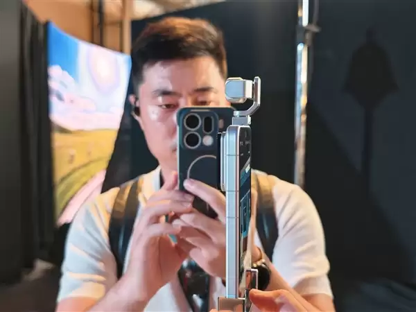 荣耀Robot Phone真机上手:钛合金灵巧云台打造口袋电影机_wishdown.com 荣耀Robot Phone真机上手:首创钛合金灵巧云台 口袋里的电影机