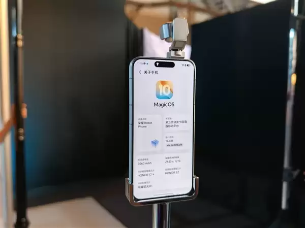 荣耀Robot Phone真机上手:钛合金灵巧云台打造口袋电影机_wishdown.com 荣耀Robot Phone真机上手:首创钛合金灵巧云台 口袋里的电影机