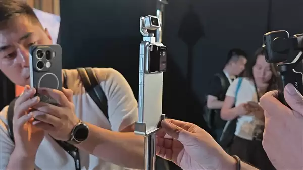 荣耀Robot Phone真机上手:钛合金灵巧云台打造口袋电影机_wishdown.com 荣耀Robot Phone真机上手:首创钛合金灵巧云台 口袋里的电影机