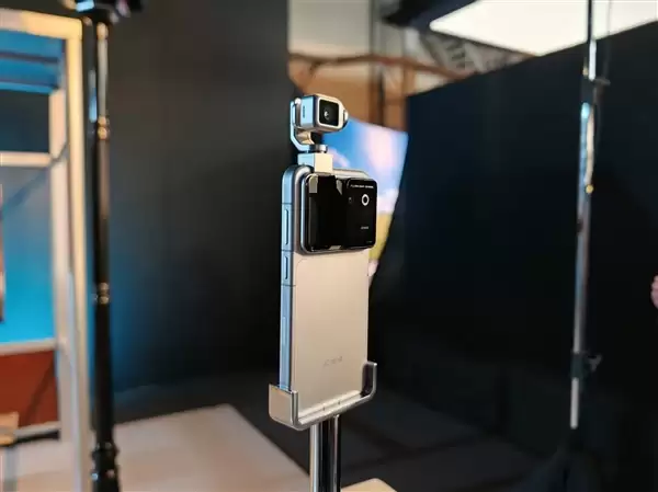荣耀Robot Phone真机上手:钛合金灵巧云台打造口袋电影机_wishdown.com 荣耀Robot Phone真机上手:首创钛合金灵巧云台 口袋里的电影机