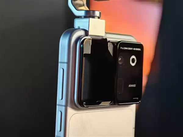 ��ҫRobot Phone������֣��ѺϽ�������̨����ڴ���Ӱ��