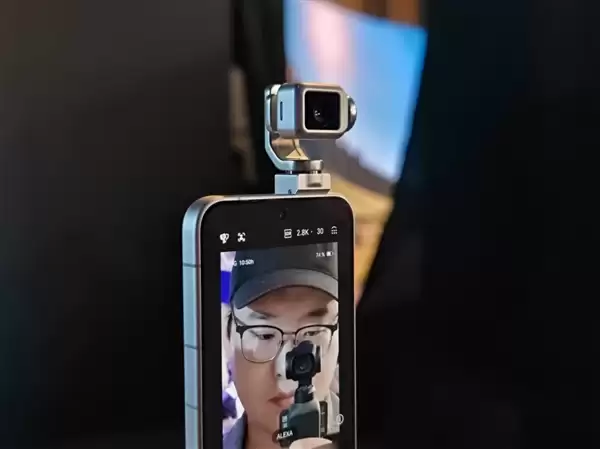 荣耀Robot Phone真机上手:钛合金灵巧云台打造口袋电影机_wishdown.com 荣耀Robot Phone真机上手:首创钛合金灵巧云台 口袋里的电影机