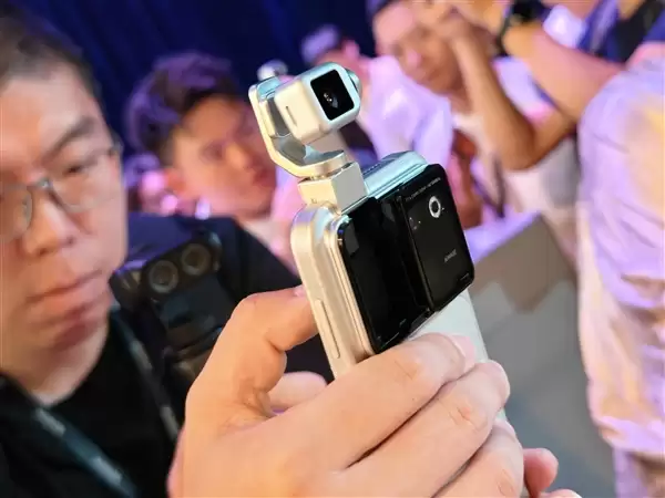 荣耀Robot Phone真机上手:钛合金灵巧云台打造口袋电影机_wishdown.com 荣耀Robot Phone真机上手:首创钛合金灵巧云台 口袋里的电影机